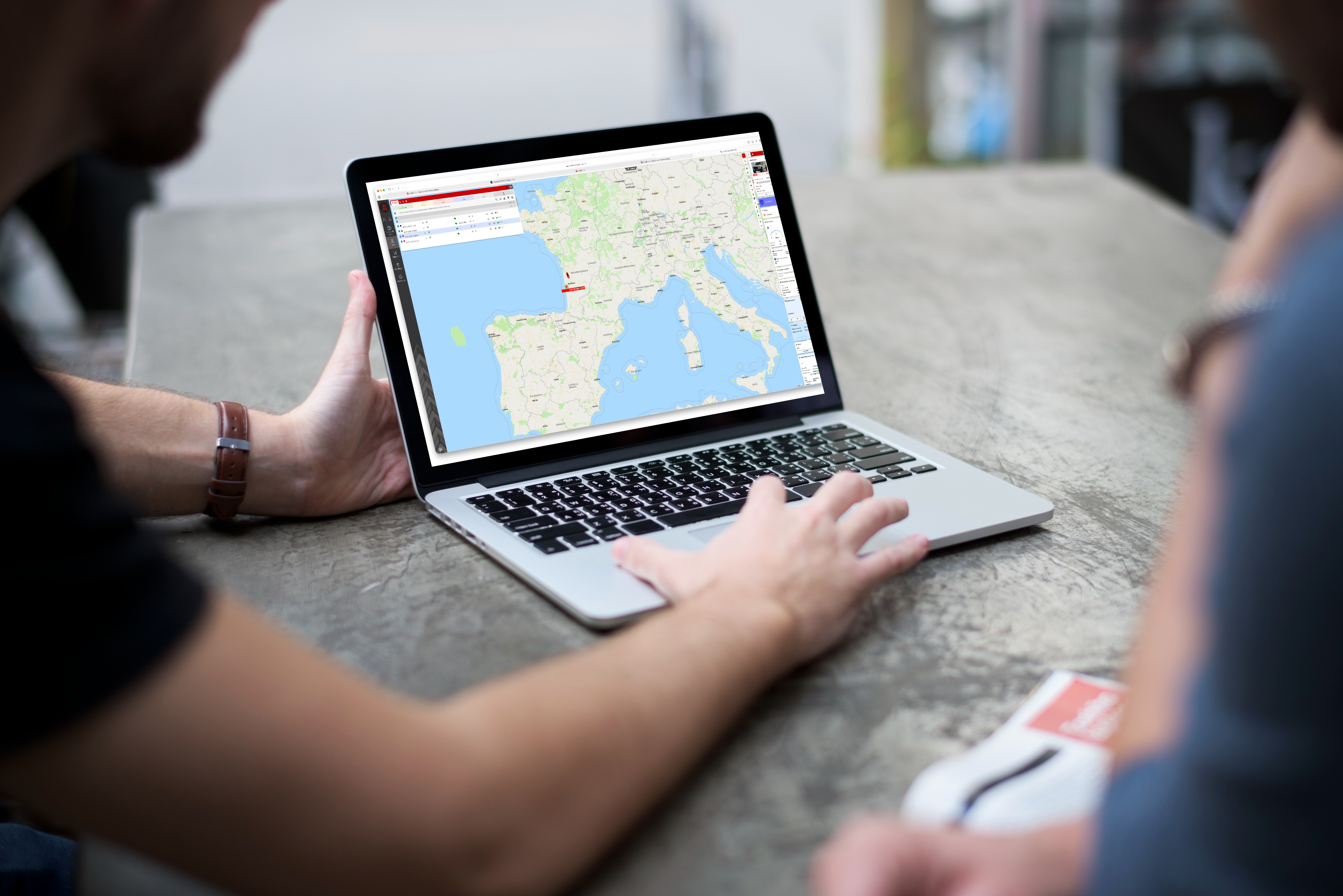 Notifications temps réel affichées sur une application de gestion de flotte sur MacBook